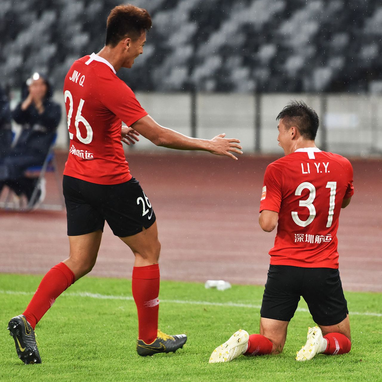 开云体育APP下载-深圳佳兆业队球员庆祝反超比分，赢得球迷掌声