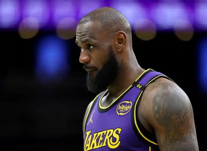 詹姆斯压哨进球!湖人总决赛首胜 詹姆斯压哨进球!湖人总决赛首胜