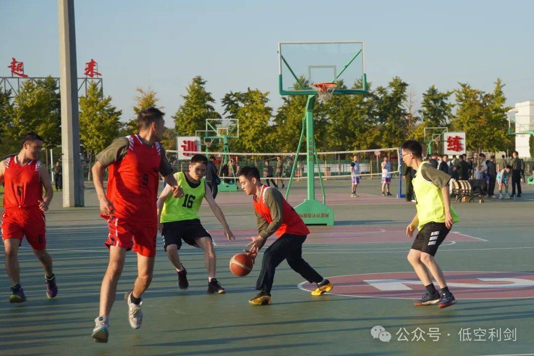 包含震撼！球员风采尽显，球场上角逐惊心动魄的词条