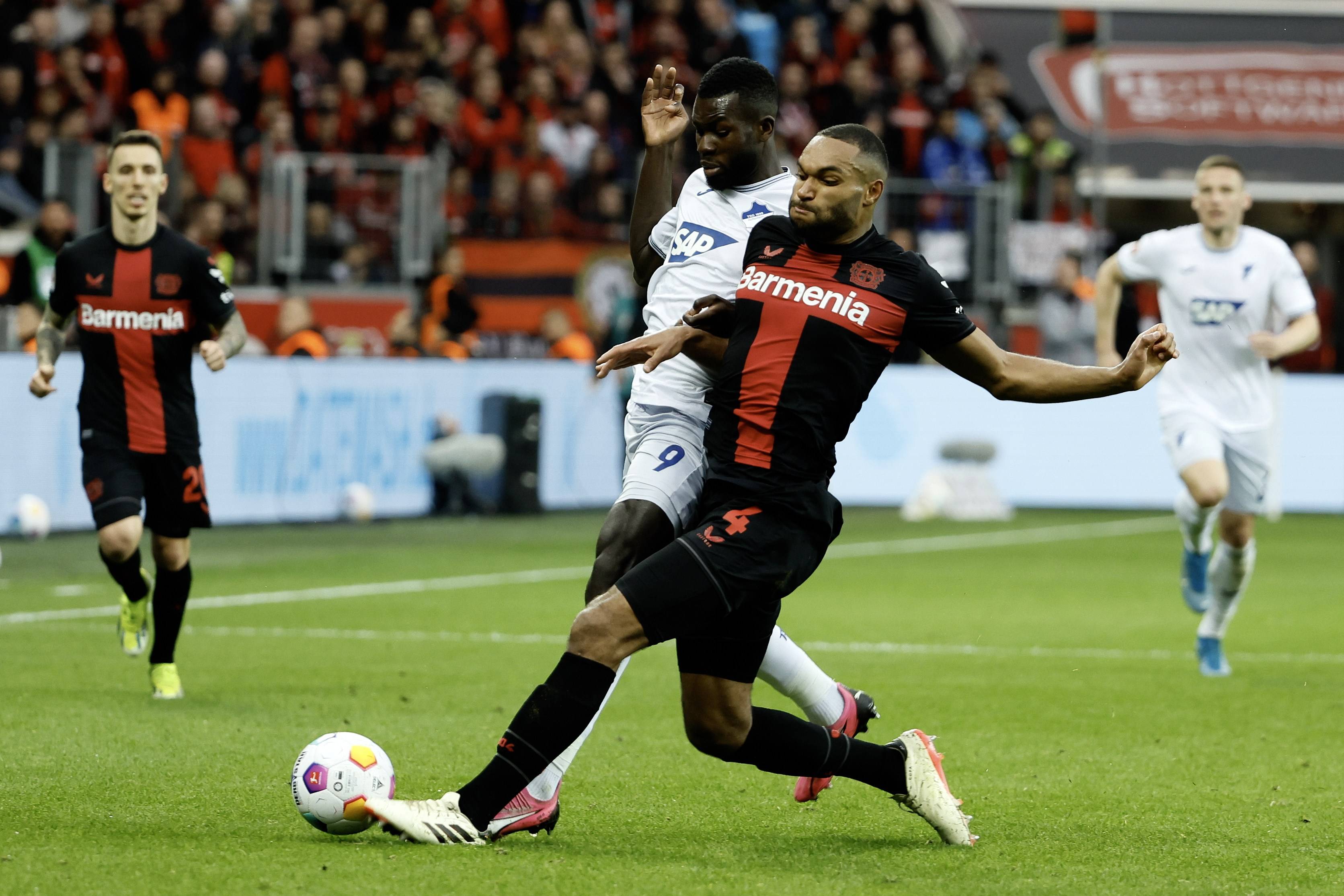 包含广岛三箭备战决赛之战：主场迎战霍芬海姆的词条