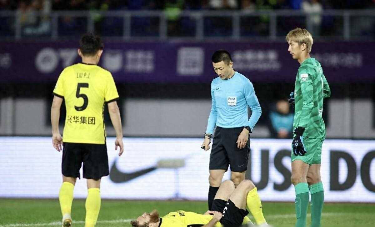 足球比赛中引发争议的判罚，裁判是否有失误？