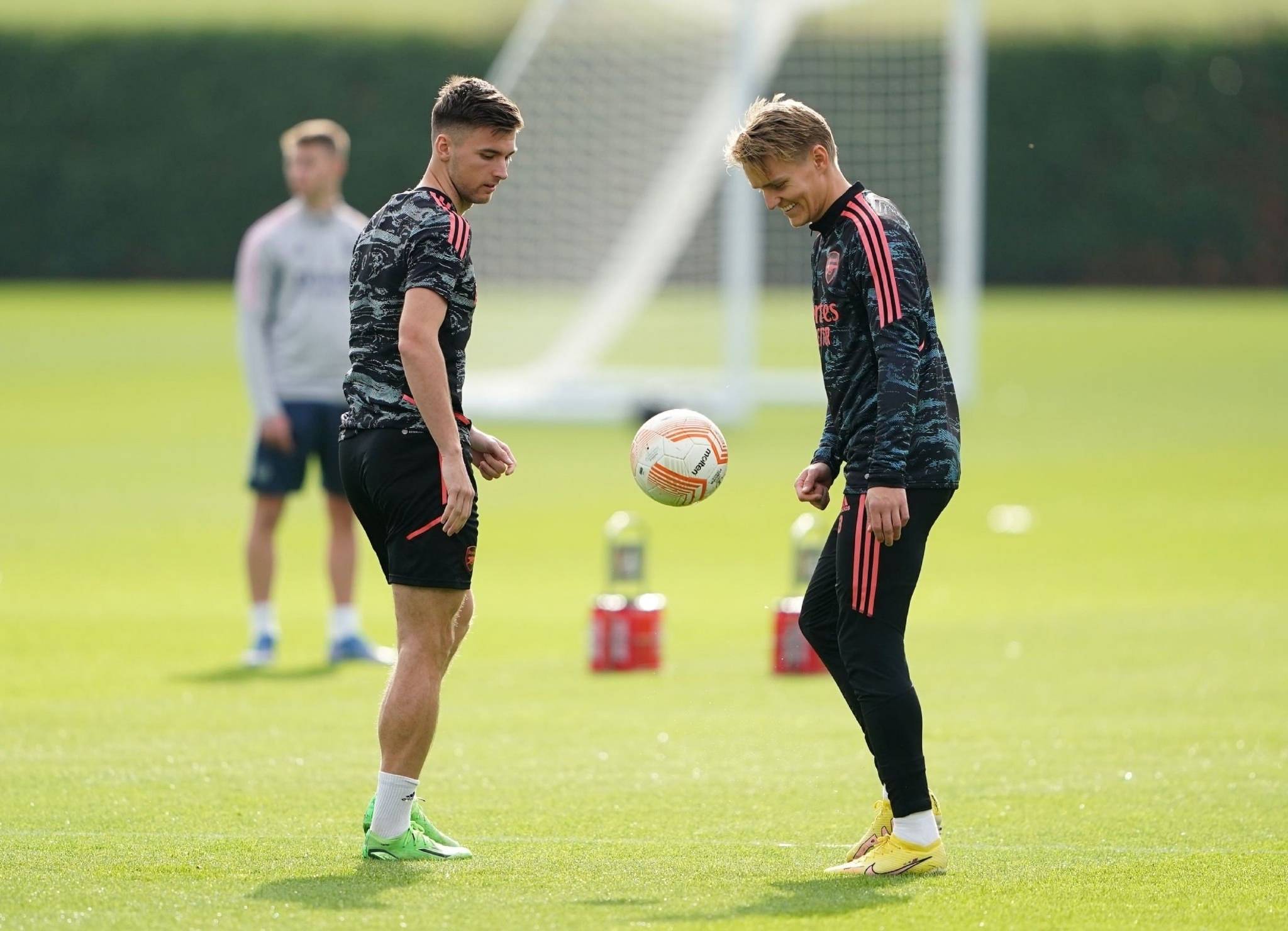 不来梅球队在场上展现出色的团队合作，取得胜利的简单介绍