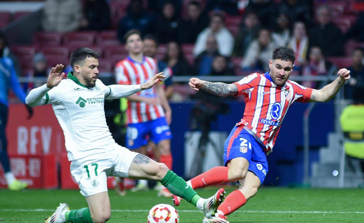 西班牙队球员发挥出色，获得比赛胜利