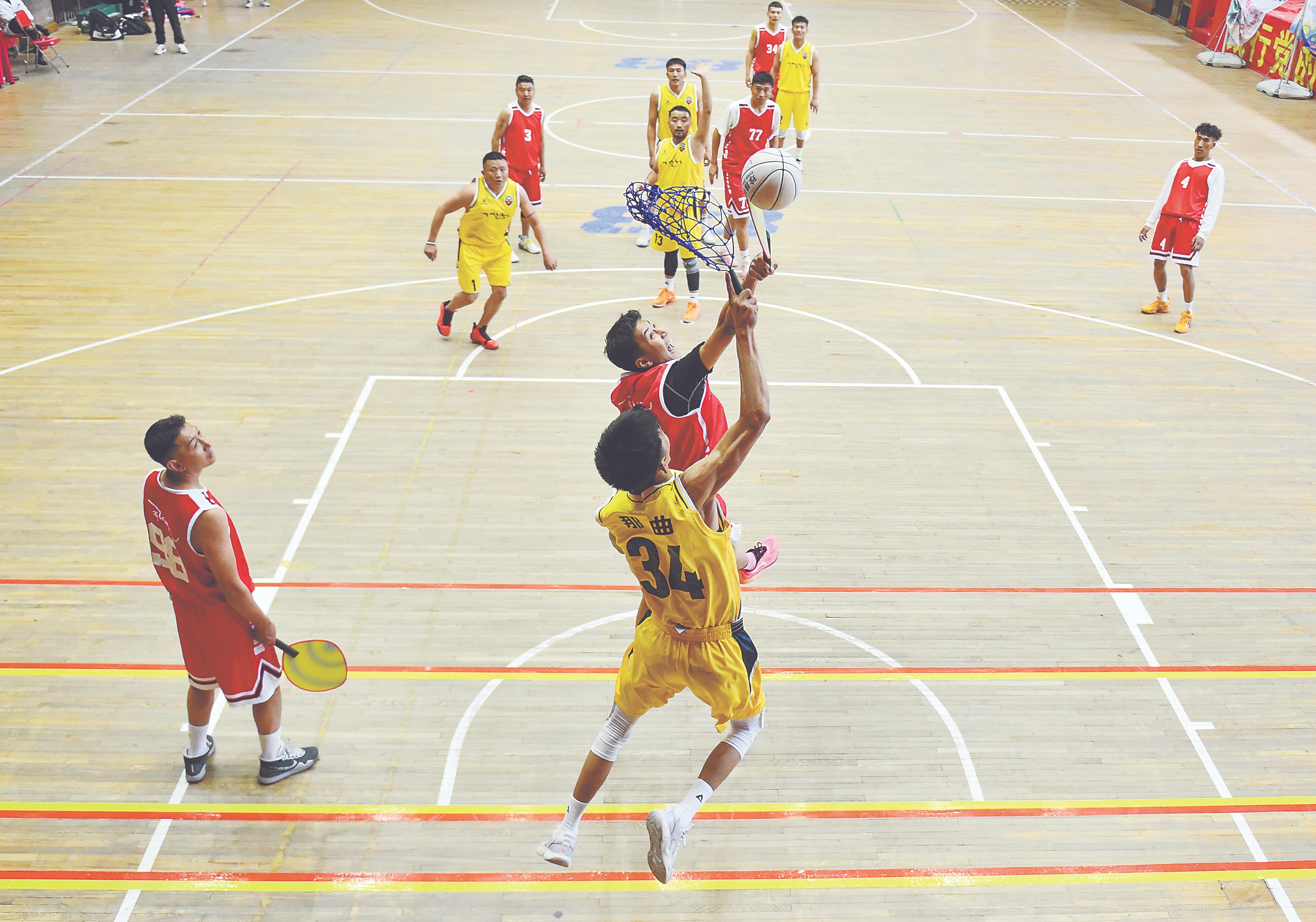 体育竞技场上的激情燃烧，球员们敢于拼搏