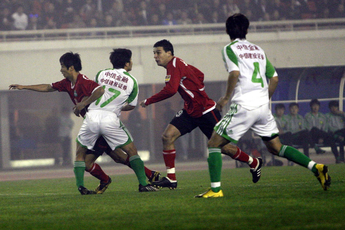 关于球队战术自主，打破对手防线取得进球的信息