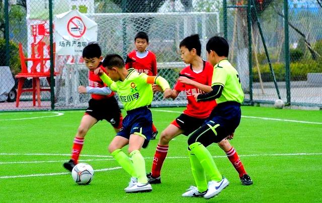 足球运动的魅力在于团结协作和技术的完美结合的简单介绍