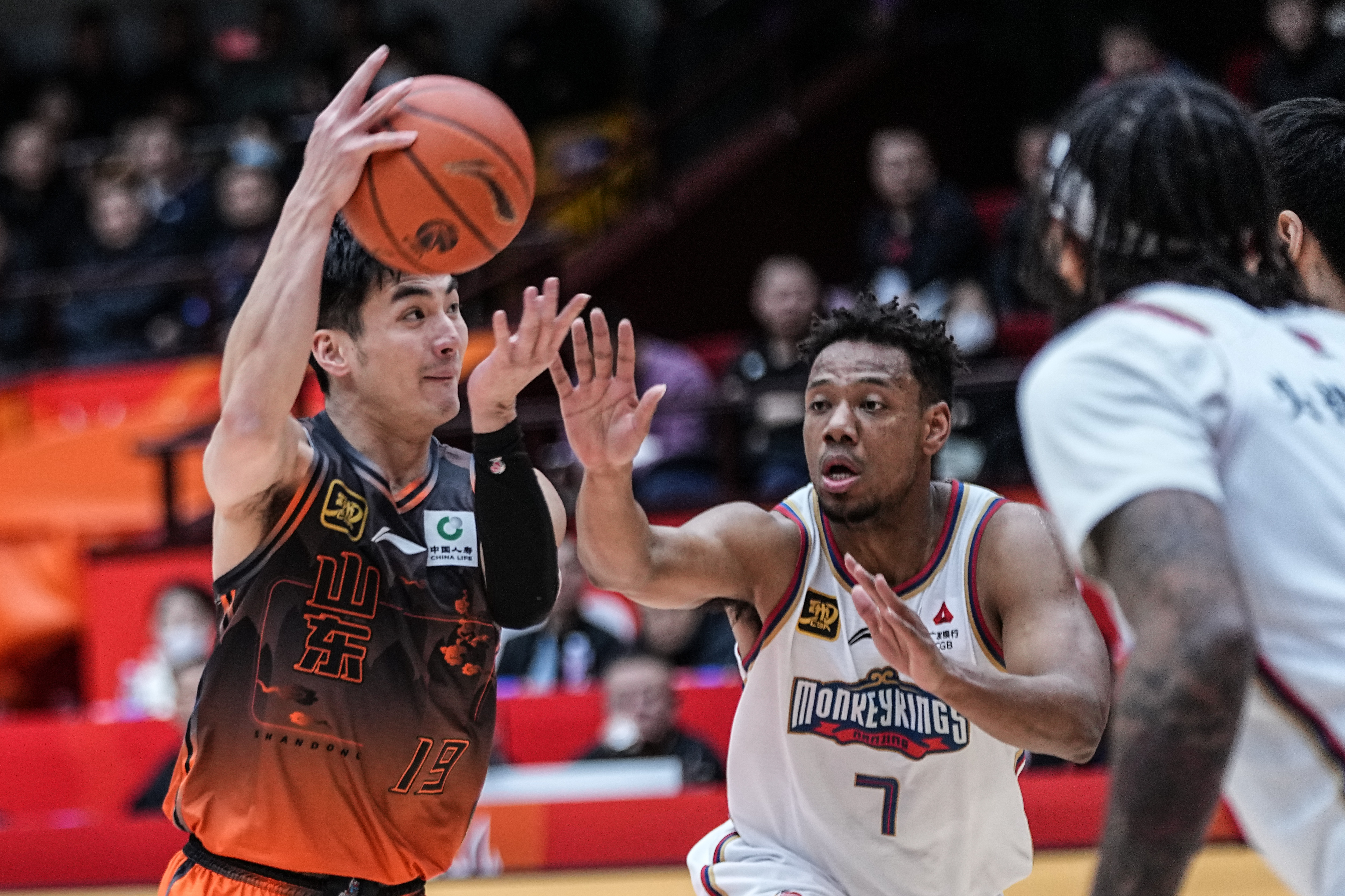 山东男篮战胜江苏队，士气大振