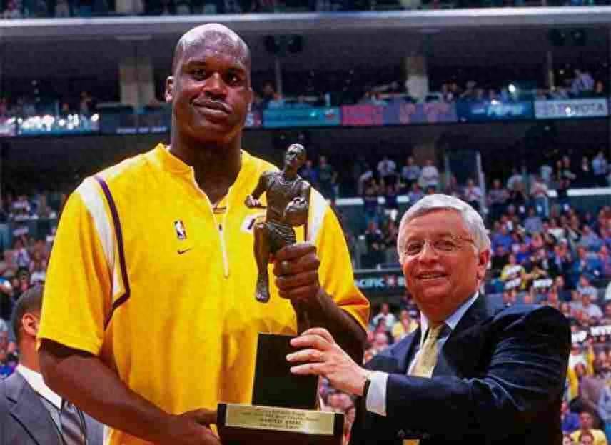 开云APP-NBA巨星举起总决赛MVP奖杯，领奖台上耀眼光芒