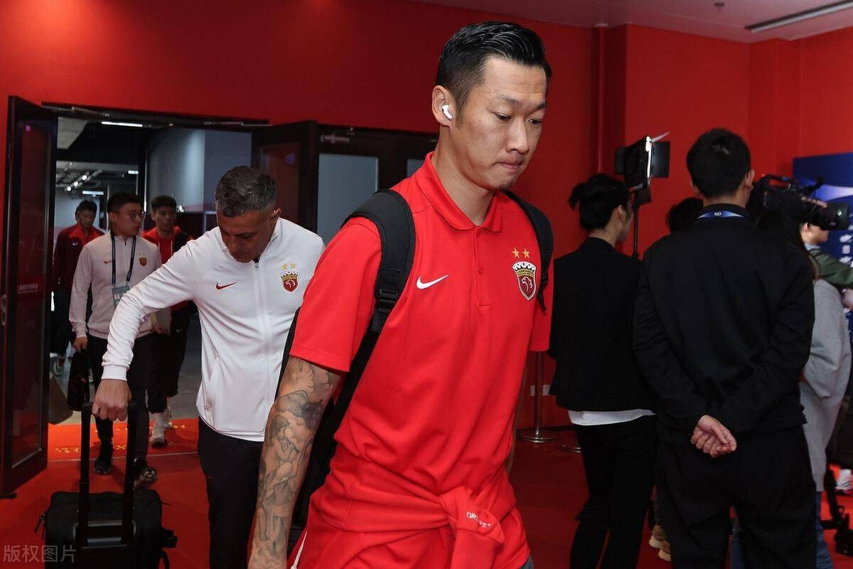 关于上港主力球员再添新锐，队内竞争日趋激烈的信息