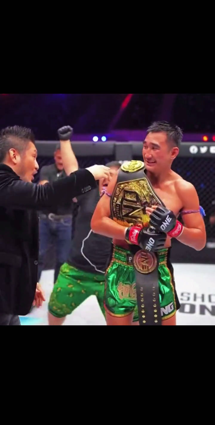 哥伦比亚选手在拳击比赛中获得胜利