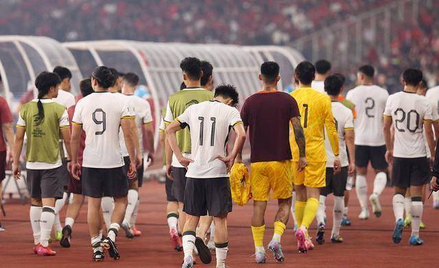 赛场上球员拼尽全力，为奋斗目标的简单介绍