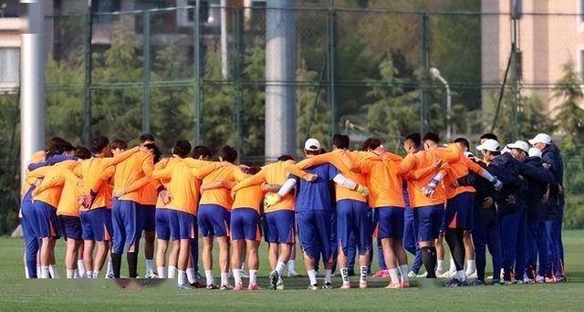 赛场上球员拼尽全力，为奋斗目标的简单介绍