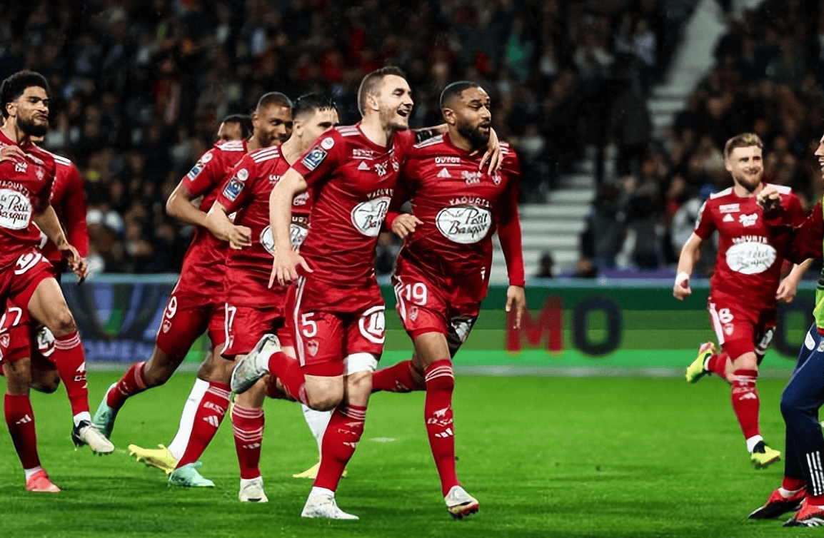 开云体育官方网站-足球夺冠之战临门一脚，强队对垒火力全开