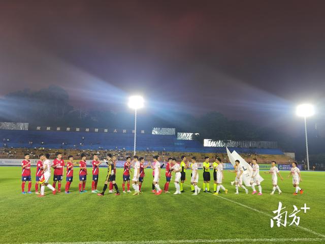 开云体育-足球盛宴，热血对决搅动阵阵风暴