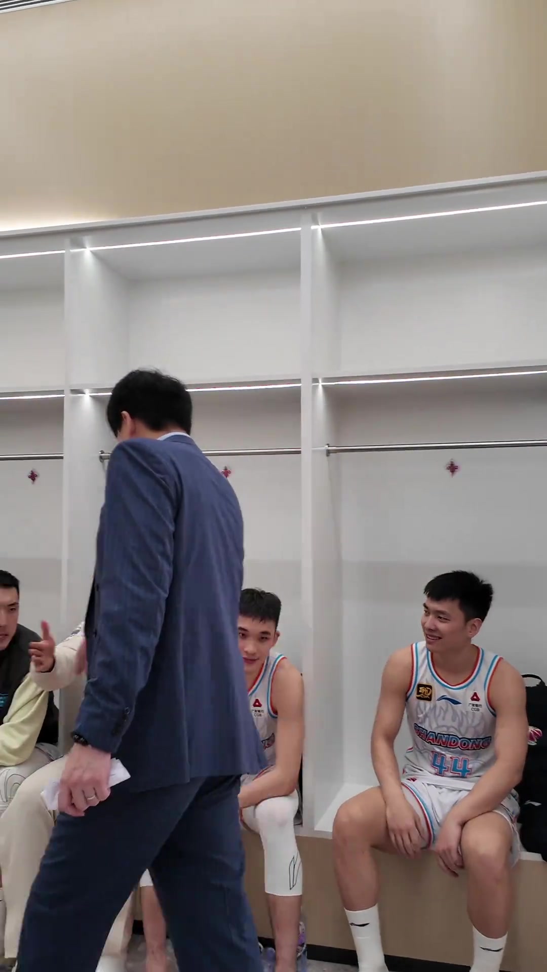 包含动人瞬间:比赛中球员们的拼搏精神感动众人的词条 包含动人瞬间:比赛中球员们的拼搏精神感动众人的词条