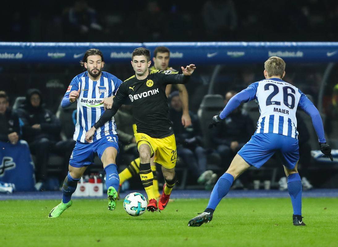 柏林赫塔主场获胜,球迷欢呼雀跃 柏林赫塔主场获胜,球迷欢呼雀跃