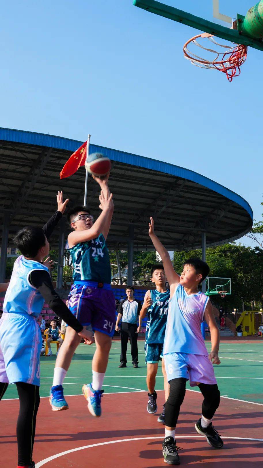 年轻运动员闪耀赛场，赢得观众掌声