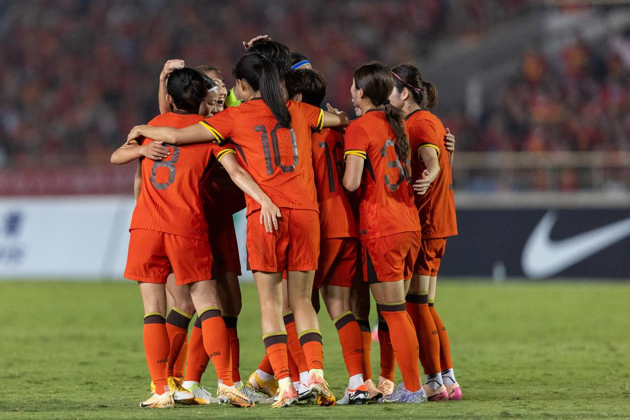 历史上第一次，国内足球女队赢得赛事冠军