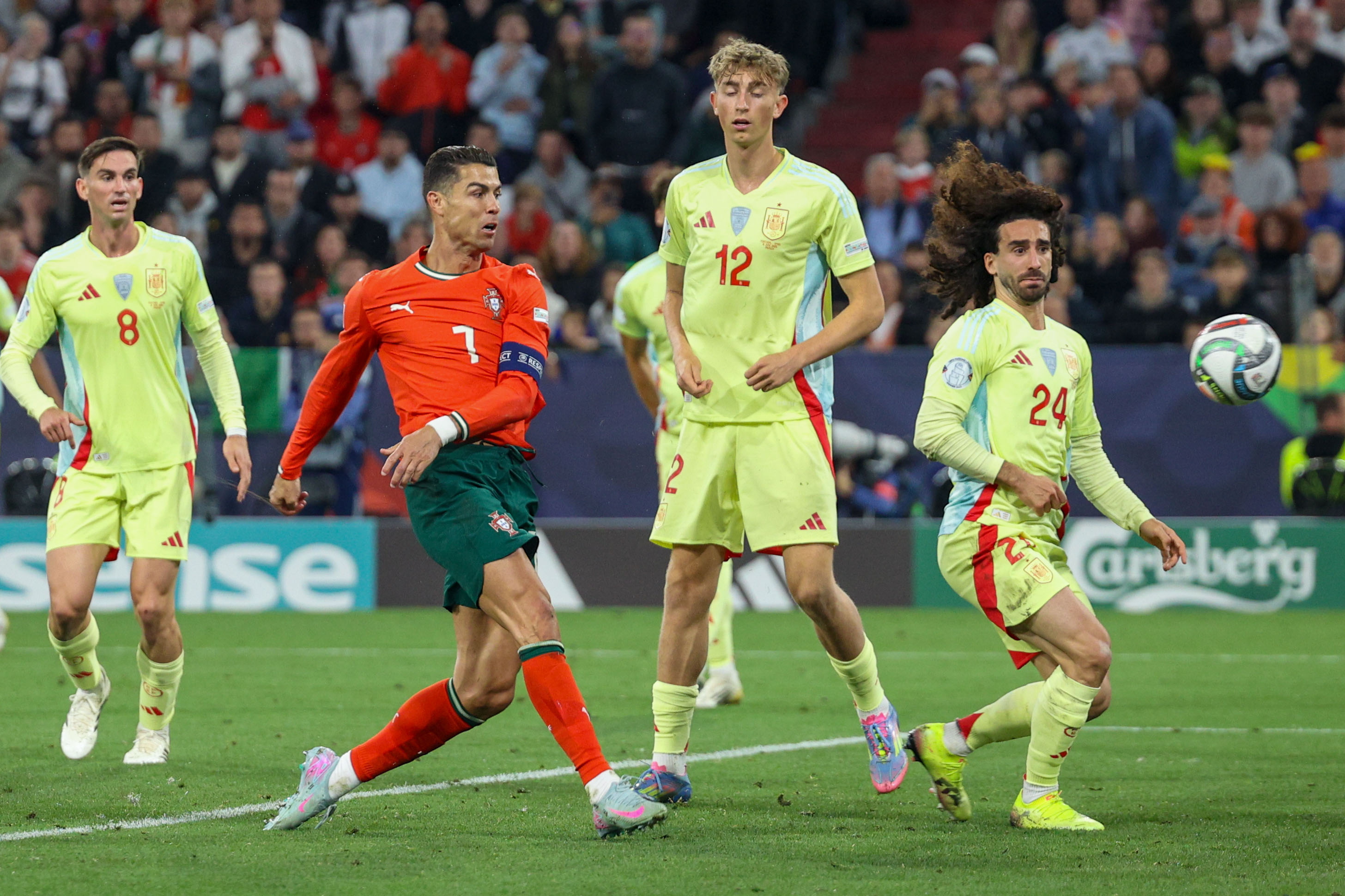 包含罗马尼亚主场大胜葡萄牙，锁定欧洲国家杯冠军头名的词条