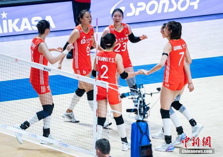 女排比赛中国队力克对手夺冠