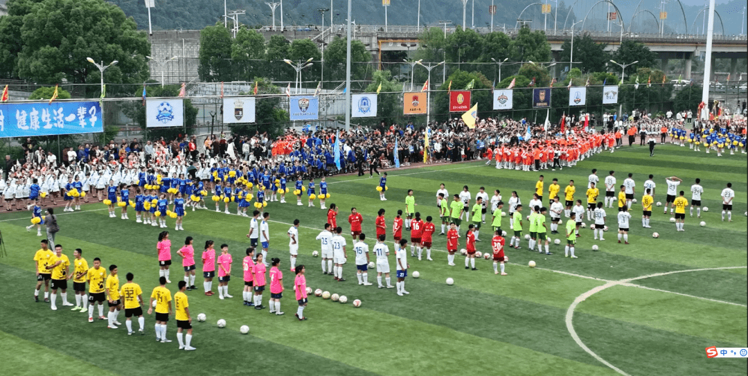 开云体育官网-红红火火！足球赛事掀起新热潮