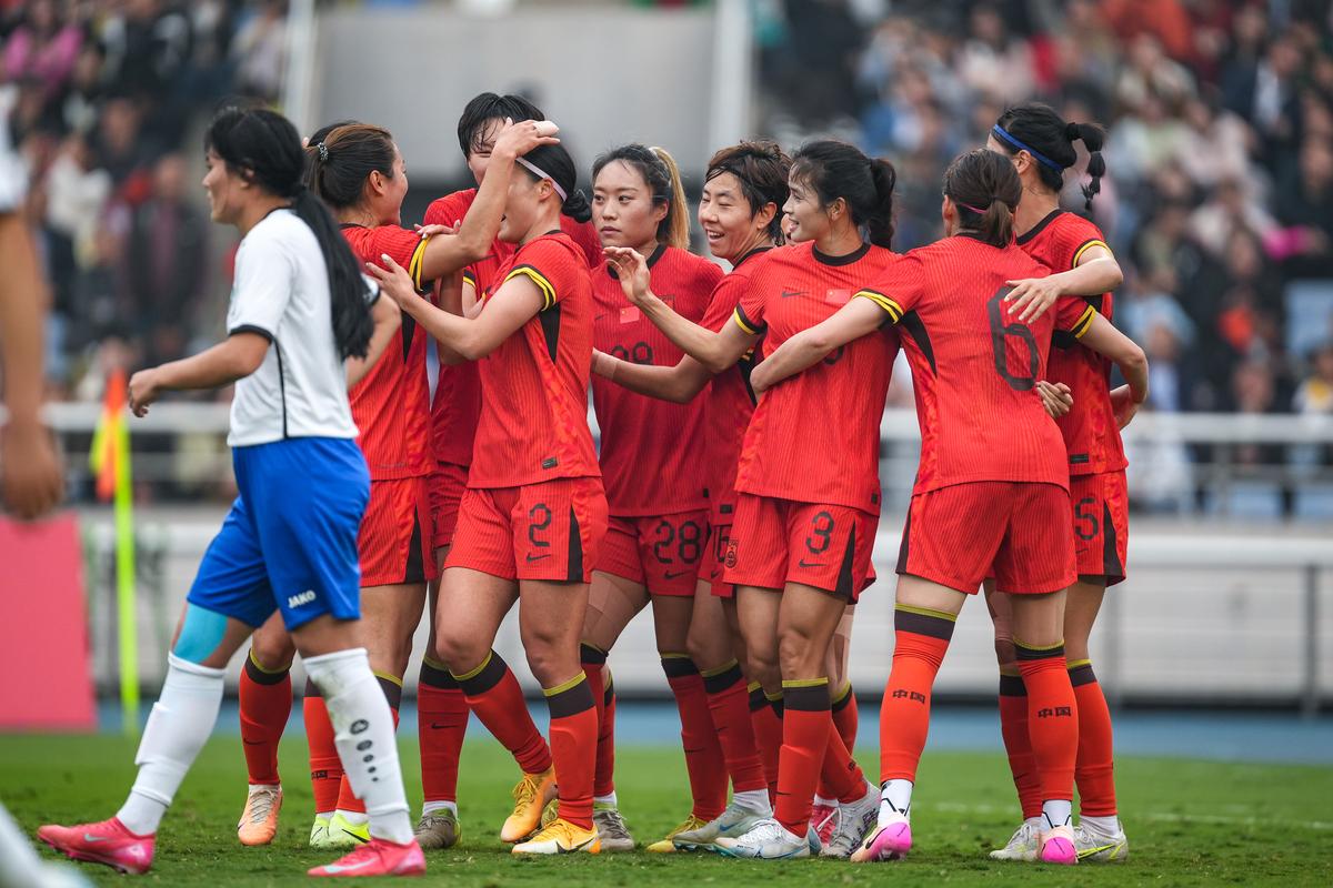 日本校园，中国女足横扫强敌酣畅淋漓的简单介绍