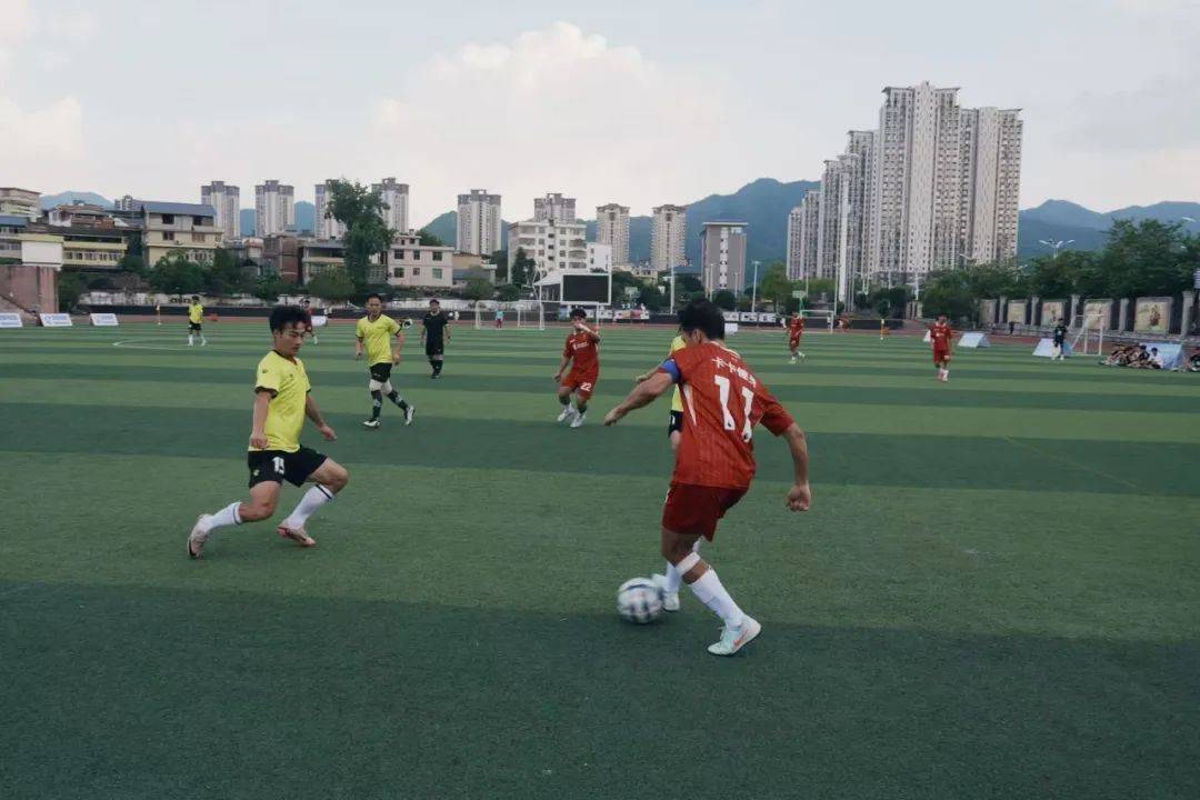 体育精彩瞬间:球员们斗志昂扬迎战挑战 体育精彩瞬间:球员们斗志昂扬迎战挑战