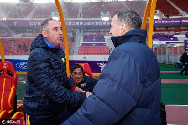 荷兰女足队员在比赛中展现自信实力 荷兰女足队员在比赛中展现自信实力