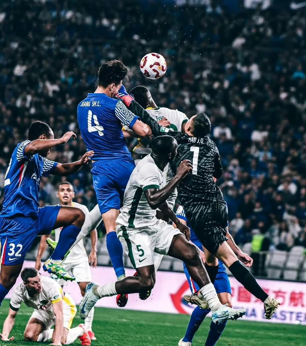 开云体育APP下载-比赛期间突然暴风雨来袭，场地湿滑对球员有影响