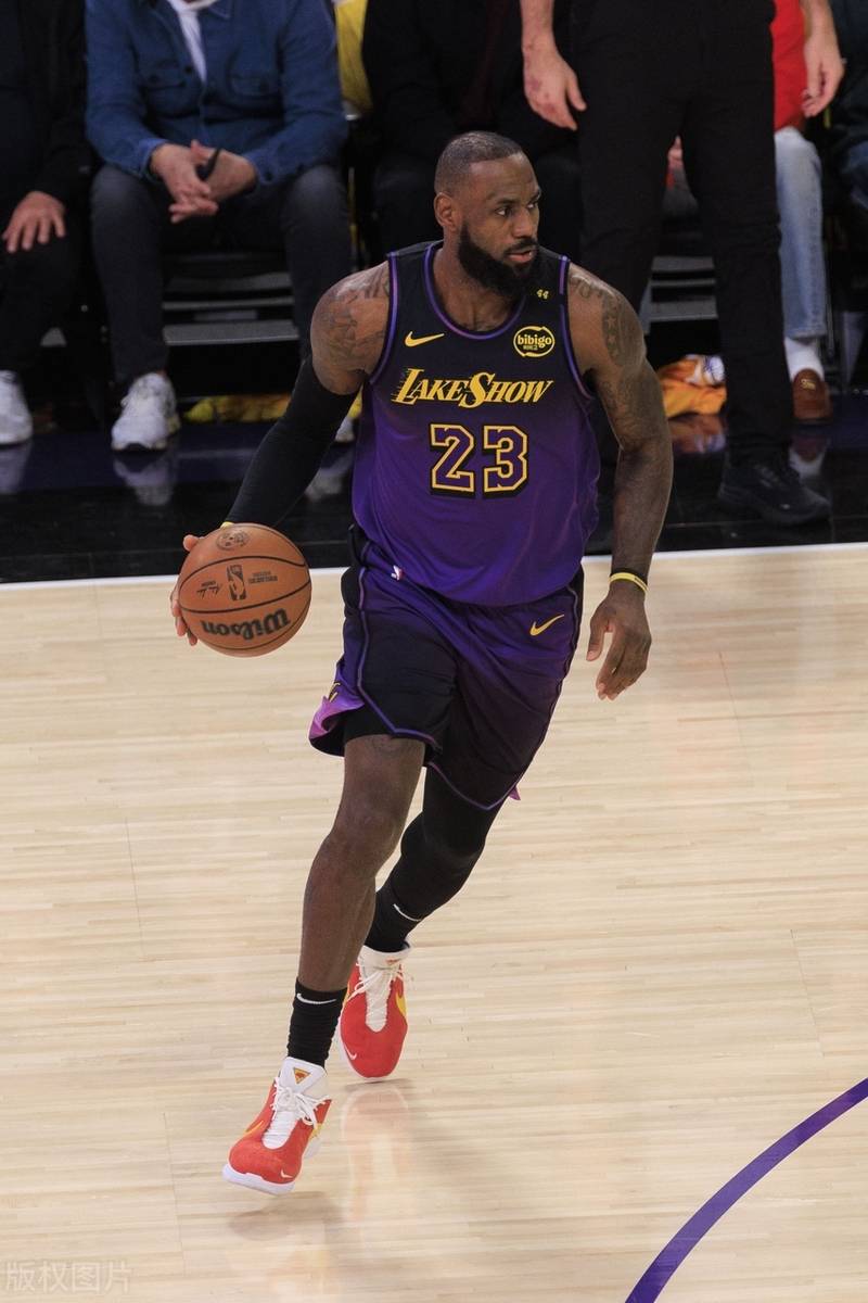 湖人横扫马刺,詹姆斯轰下31分 湖人横扫马刺,詹姆斯轰下31分