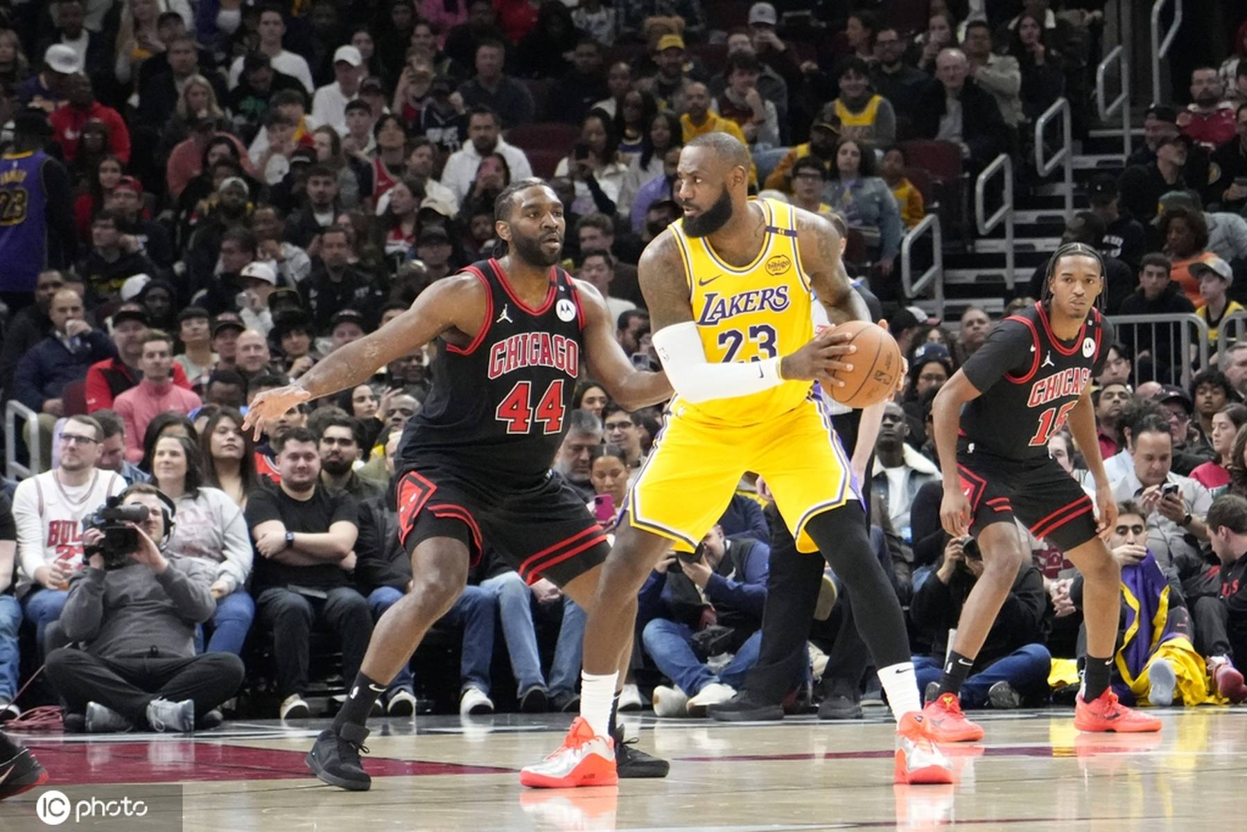 湖人横扫马刺,詹姆斯轰下31分 湖人横扫马刺,詹姆斯轰下31分