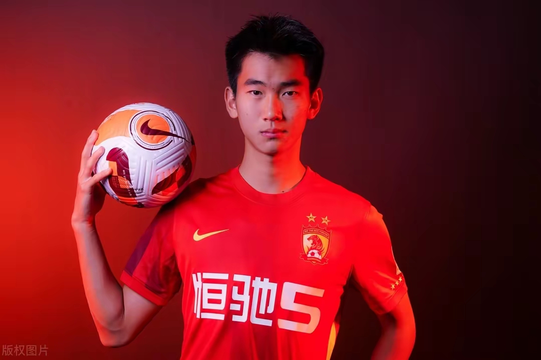 河南球队新星冉冉升起,期待他在接下来的比赛中有所表现 河南球队新星冉冉升起,期待他在接下来的比赛中有所表现