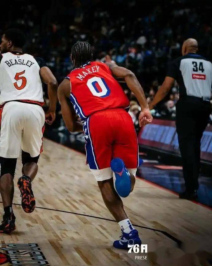 开云体育入口-包含76人队遭遇两连败，球队危机重重的词条