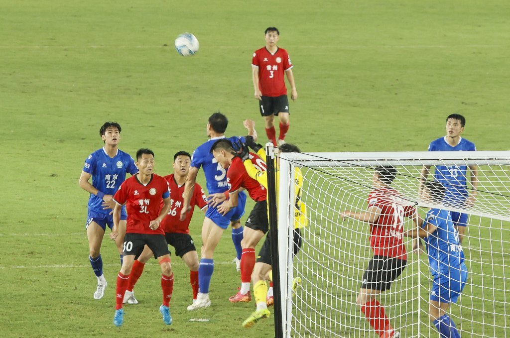 国内足球锦标战开启，球员风采尽显激情十足！