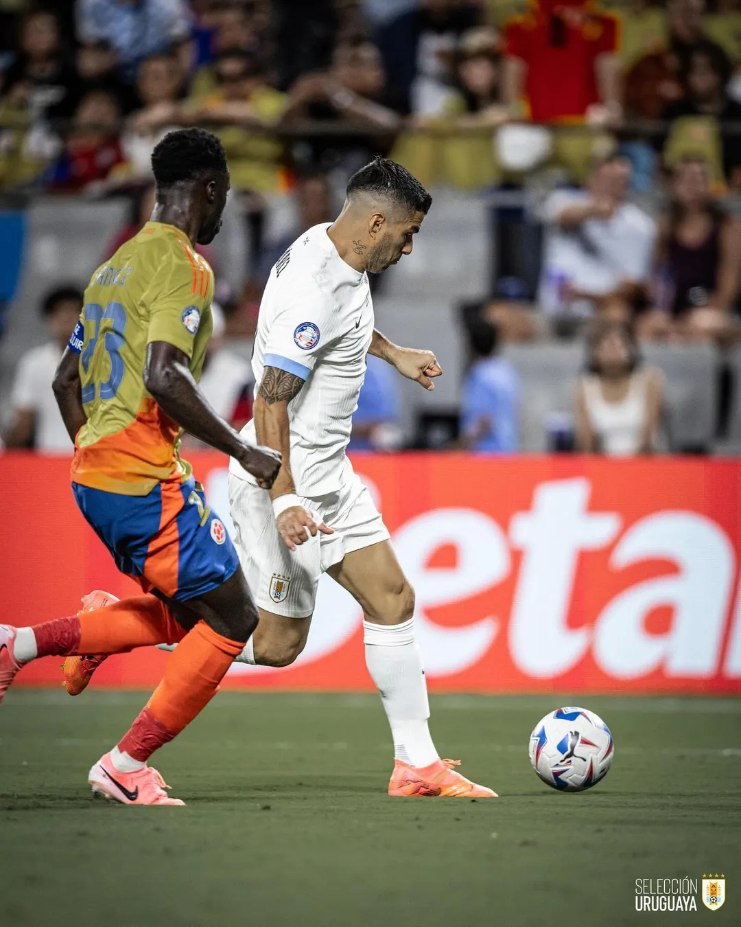 英格兰翻盘荷兰,苏亚雷斯点燃赛场 英格兰翻盘荷兰,苏亚雷斯点燃赛场