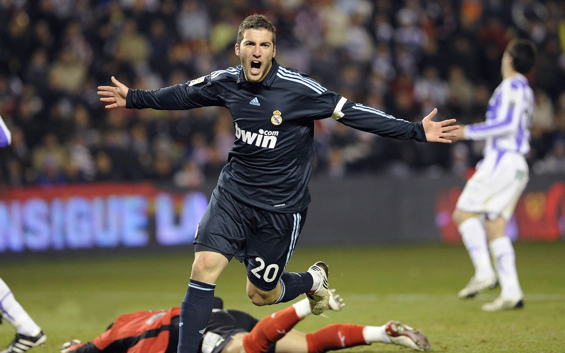 倒转时差,当哨响压碎强权,舞台照亮巨星